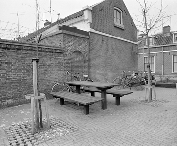 858911 Afbeelding van een picknicktafel naast het huis Hovenstraat 15 te Utrecht.